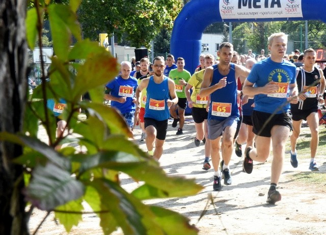 W sobotę, 28 września 2019 r., w samo południe odbyła się 4. edycja Charytatywnego Biegu Gladiatora. Celem tej sportowej imprezy było zdobycie funduszy na rehabilitację i wsparcie zielonogórzanina Rafała Adamczaka. Tym razem impreza odbywała się na terenie Lotnika, gdzie stworzono miasteczko pełne atrakcji. Uczestnicy po raz kolejny pobiegli w pięknym i wymagającym Parku Poetów. Do pokonanie mieli dystans 6 km. W ramach imprezy odbył się również bieg dla dzieci. Rafał Adamczak jest trzykrotnym mistrzem Polski w akrobatyce sportowej, koszykarzem, młodym, wysportowanym człowiekiem. W czasie, kiedy podjął pracę w hiszpańskim parku rozrywki i występował w roli gladiatora (stąd nazwa biegu) uległ poważnemu wypadkowi.Gladiatorzy połączyli swoje siły i po raz czwarty zorganizowali bieg Gladiatorów dla Gladiatora. Pieniądze, które udało się zebrać przeznaczone zostaną na rehabilitację Rafała.