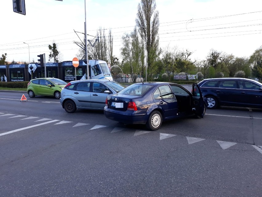 Wypadek na Lotniczej. Kobieta wjechała na czerwonym? (ZDJĘCIA)