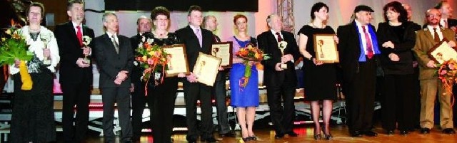 Na zdjęciu zdobywcy Podlaskiej Marki Roku oraz wyróżnień w tym konkursie, przedstawiciele komisji konkursowej i goście honorowi
