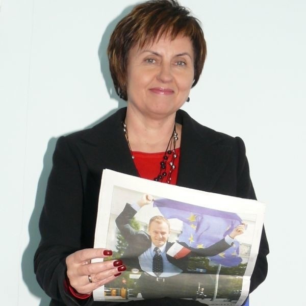 Posłanka Renata Butryn z gazetą ze zdjęciem szefa politycznego ugrupowania.