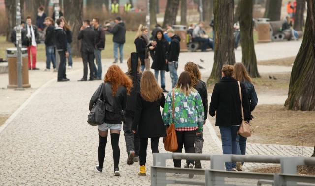 Młodzież w parku zamiast w szkole przypomina, że dziś Dzień Wagarowicza, a tym samym pierwszy dzień wiosny