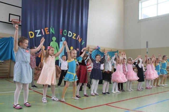 Specjalnie dla rodziców tańczą &#8222;Pszczółki&#8221;, dzieci z zerówki w Zespole Szkolno-Przedszkolnym w Cedzynie.