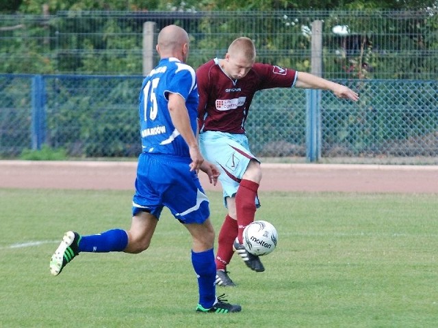 Po tym uderzeniu Emil Lurzyński zdobył zwycięską bramkę dla AZS Politechniki Świętokrzyskiej Kielce w meczu z Tęczą Gowarczów.