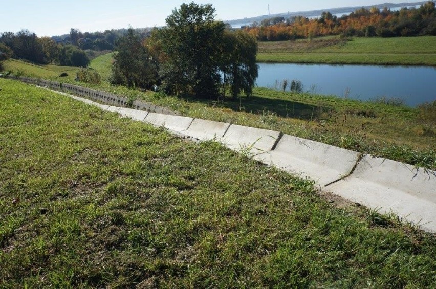 Tarnobrzeg. Skarpa zabezpieczona, wyremontowane chodniki też już służą