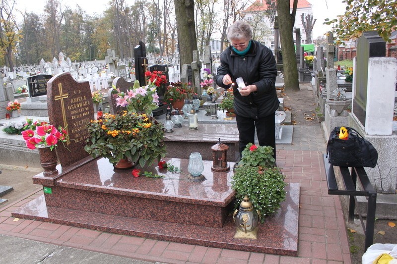 Aleksandrów Kujawski. Porządki na cmentarzu przed dniem Wszystkich Świętych