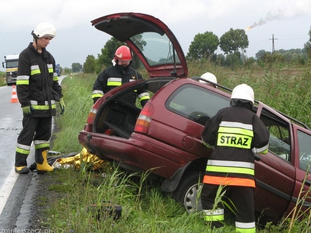 Na miejsce zdarzenia przyjechali m.in. strażycy ze Słubic, Kostrzyna i Górzycy. Z powodu wypadku droga do Kostrzyna jest zamknięta. Trzeba korzystać z objazdu przed Słońsk.