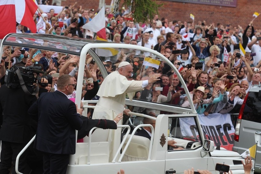 Papież Franciszek w papamobile przejechał na Jasną Górę