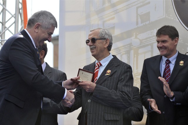 Józef Zapędzki (w środku) w 2009 roku odebrał medal z okazji 90-lecia Polskiego Komitetu Olimpijskiego.