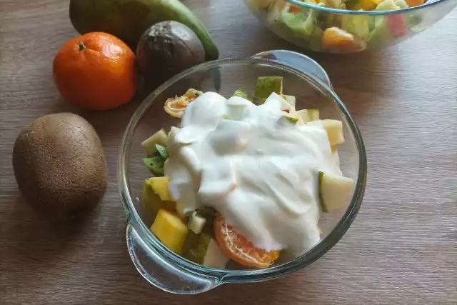 Do sałatki owocowej z jogurtem możesz wykorzystać nabiał typu greckiego.