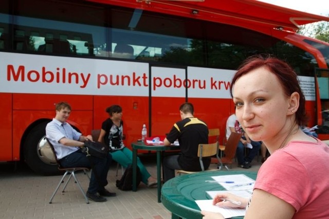 Jedną z osób, która przyszła oddać w poniedziałek krew w ambulansie, który stanął przy Wydziale Nauk o Zdrowiu Uniwersytetu Medycznego w Białymstoku, była Iwona Oleszkiewicz (na zdjęciu).