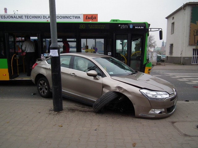 Wypadek na Garbarach. Samochód zderzył się z autobusem [ZDJĘCIA]