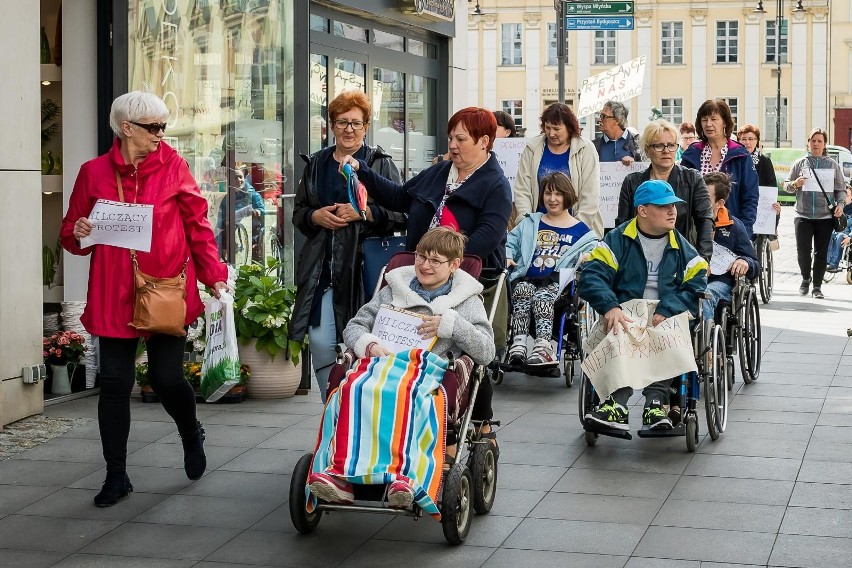 „Mamy prawo godnie żyć”, „przestańcie nas ignorować” - to...