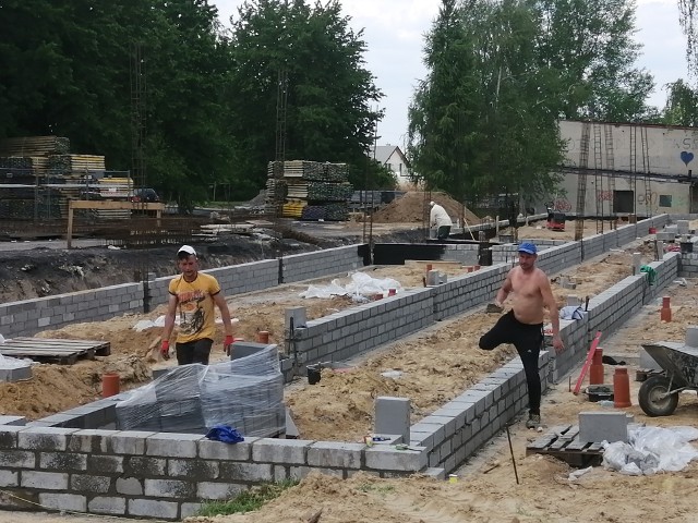 Obecnie na placu budowy trwa wylewanie fundament&oacute;w.