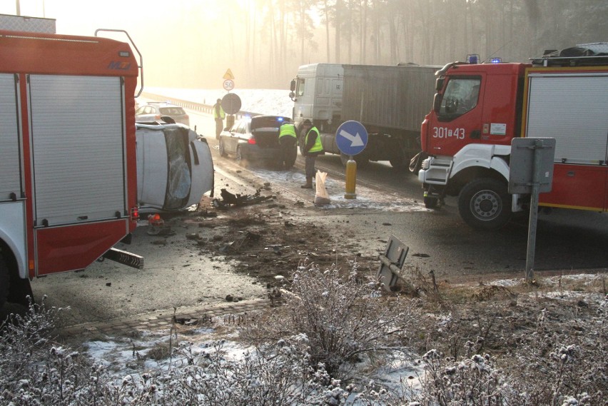 Wypadek w Cedzynie koło Kielc. Dostawczy bus dosłownie przeleciał nad rondem, dwie osoby ranne