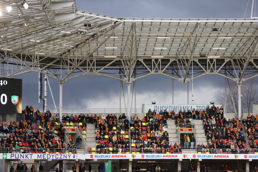 Tak kibicowaliście Koronie Kielce w meczu z Miedzią Legnica. Suzuki Arena jest twierdzą nie do zdobycia. Zobacz nowe zdjęcia kibiców 