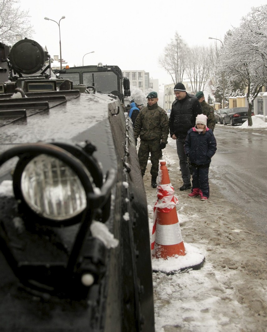 Czołgi i pojazdy wojskowe pod Urzędem Wojewódzkim