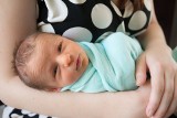 Jak poprawnie trzymać i przewijać niemowlę?