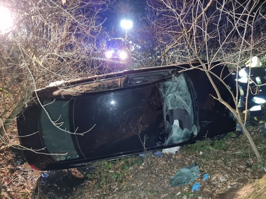 Wypadek w Witoszyńcach koło Przemyśla. 36-letni kierowca audi zjechał z drogi i wpadł do potoku [ZDJĘCIA]