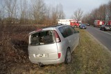 Wypadek na zakręcie w Chmielowie. Renault espace dachowało w rowie, kierowca został ranny (ZDJĘCIA)