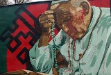 We Wrocławiu zniszczono mural z wizerunkiem Jana Pawła II. Tak zareagowali politycy 