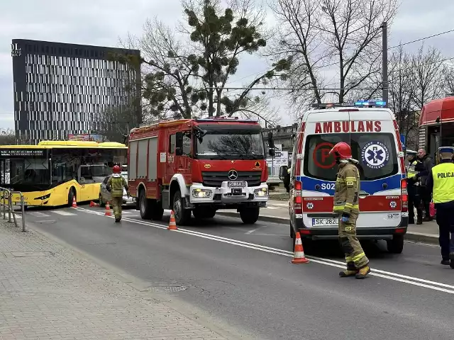 Mężczyzna wychodząc z tramwaju wszedł wprost pod jadący autobus