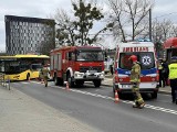 Poważny wypadek w Katowicach. Wychodząc z tramwaju, wszedł wprost pod nadjeżdżający autobus. Stan mężczyzny jest ciężki