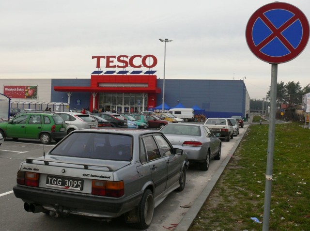 Wielu kierowców nie stosuje się do zakazu zatrzymywania się i postoju na parkingu przy hipermarkecie Tesco w Stalowej Woli.