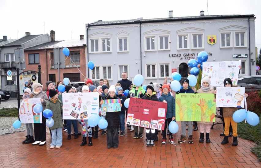 Najmłodsi mieszkańcy Przysuchy obchodzili Międzynarodowy Dzień Praw Dziecka, było spotkanie z burmistrzem na placu Kolberga