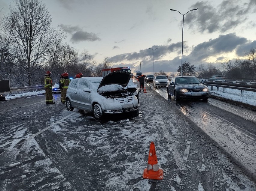 Burza śnieżna w Katowicach! Na DTŚ w Świętochłowicach doszło do kolizji 7 samochodów