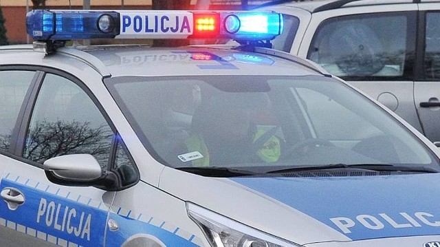 Policja kieruje ruchem w miejscu wypadku