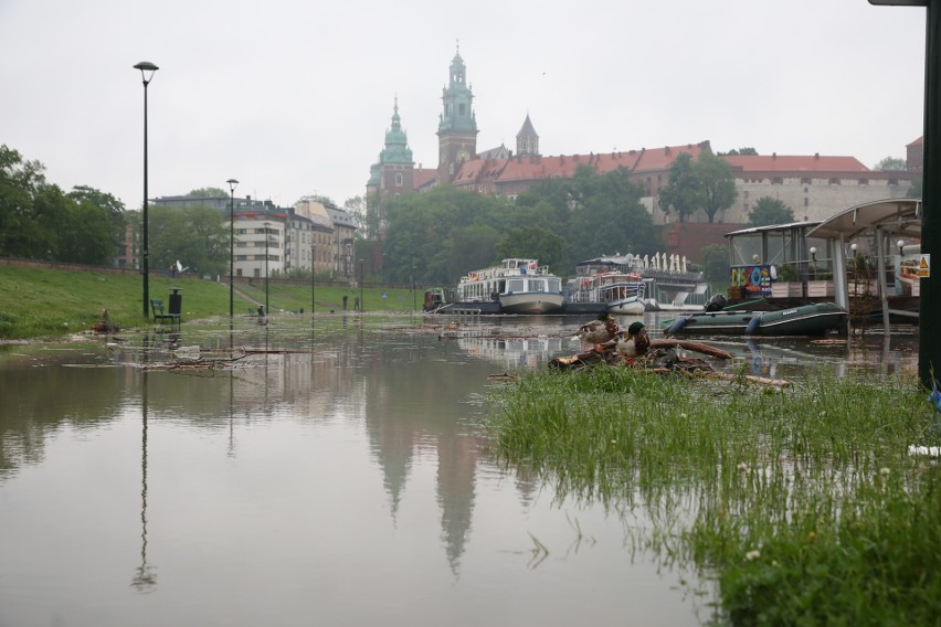 Kraków. Fala kulminacyjna na Wiśle. Bulwary zostały zalane [ZDJĘCIA] 