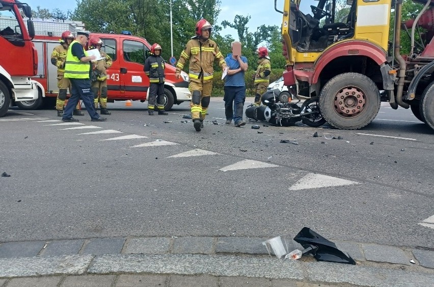 Groźny wypadek motocyklisty we Wrocławiu. Mężczyzna zderzył...