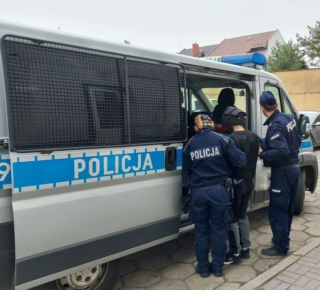 1 grudnia po godz. 2 w nocy dyżurny łowickiej policji otrzymał zgłoszenie o awanturze grupy młodych osób w centrum Łowicza. Kiedy mundurowi pojechali na miejsce, okazało się że jedna z kobiet została ugodzona nożem w brzuch przez mężczyznę, który po zdarzeniu uciekł. 23-latka w związku z doznanymi obrażeniami trafiła do szpitala. Policjanci ruszyli w pościg za napastnikiem.Agresywnemu 33-latkowi założono kask zabezpieczający.