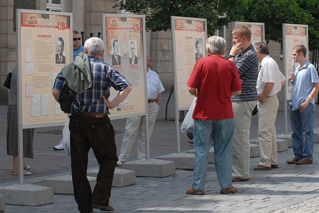 Twarze opolskiej bezpieki. Wystawe Instytutu Pamieci Narodowej mozna od poniedzialku oglądac na rynku w Opolu. (fot. Slawomir Mielnik).