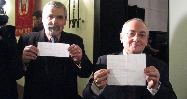 Oni swój dług już spłacili. Na zdjęciu: radni Andrzej Kieraj i Jacek Olech przedstawiają dowody wpłat na konto ratusza.