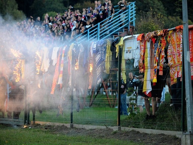 Podczas meczu rezerw Polonii z Czuwajem podpalono kilkanaście szalików i koszulki.
