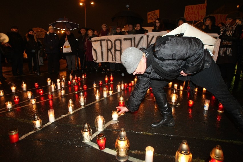 PiS-OFF we Wrocławiu. Kobiety protestowały (RELACJA, ZDJĘCIA)