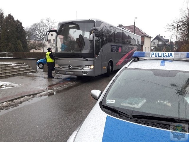 Podczas zakończonych w niedzielę ferii opolscy policjanci ruchu drogowego przeprowadzili ponad 50 kontroli autokarów przewożących dzieci na zimowy wypoczynek.