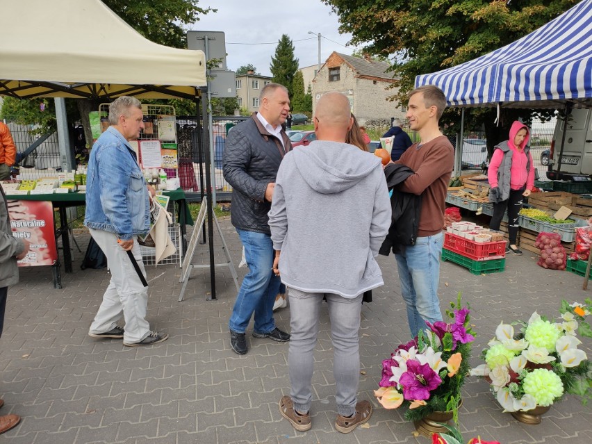 Intensywna kampania wyborcza posła Adama Cyrańskiego w Świętokrzyskiem. Kandydat Koalicji Obywatelskiej do Sejmu rozdaje gazetki oraz pączki