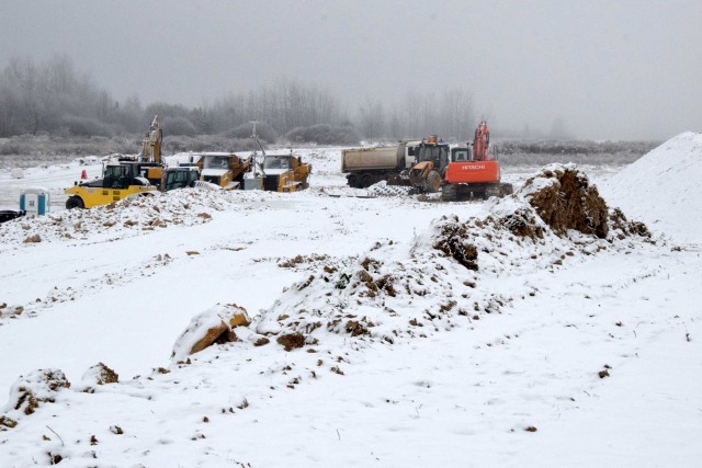 Trwa budowa obwodnicy Wąchocka. Do tej pory przeprowadzone zostało rozpoznanie saperskie, wycinka drzew i krzewów, prace archeologiczne. Trwają prace przy przełożeniu mediów. Rozpoczęła się budowa dróg technologicznych w śladzie przyszłych dróg dojazdowych. Odhumusowane są odcinki o łącznej długości około 5 kilometrów, a utwardzone kruszywem około 2 kilometrów. Mimo zimowej aury prace przebiegają zgodnie z harmonogramem.Co się dzieje na obwodnicy Wąchocka zobacz na kolejnych slajdach