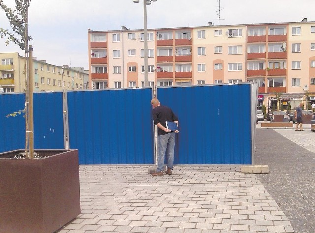 Niebieski płot na placu Pokoju w Lęborku denerwuje mieszkańców. 