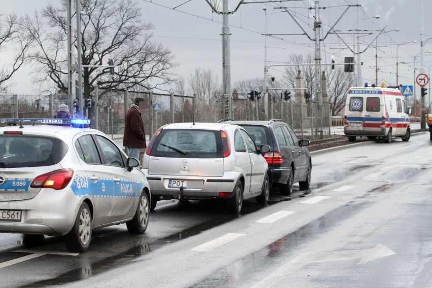 Wypadek na Bałtyckiej. Opel uderzył w mercedesa (ZDJĘCIA)