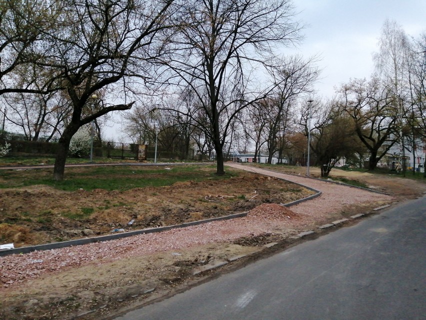 Remont parku na osiedlu Obozisko w Radomiu. Będzie nowy skate park i tężnia solankowa. Sprawdzamy postęp prac