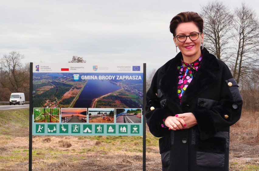 Wójt Brodów Marzena Bernat zachęca do czytania tablic....