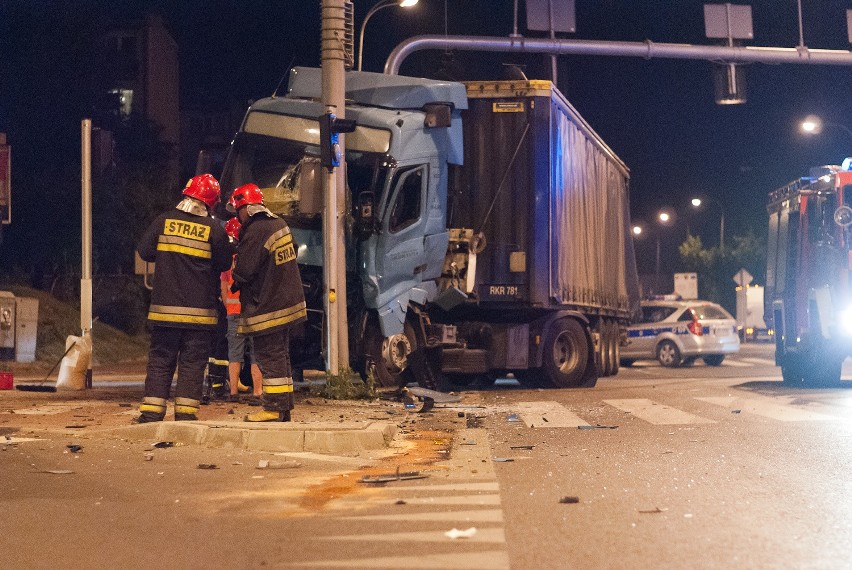Wypadek na skrzyżowaniu ul. Długiej i Krańcowej: Jedna osoba...
