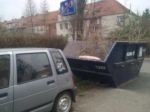 Na Sępolnie bezmyślnie postawili kontener na śmieci wielkogabarytowe (LIST, ZDJĘCIA)
