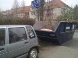 Na Sępolnie bezmyślnie postawili kontener na śmieci wielkogabarytowe (LIST, ZDJĘCIA)