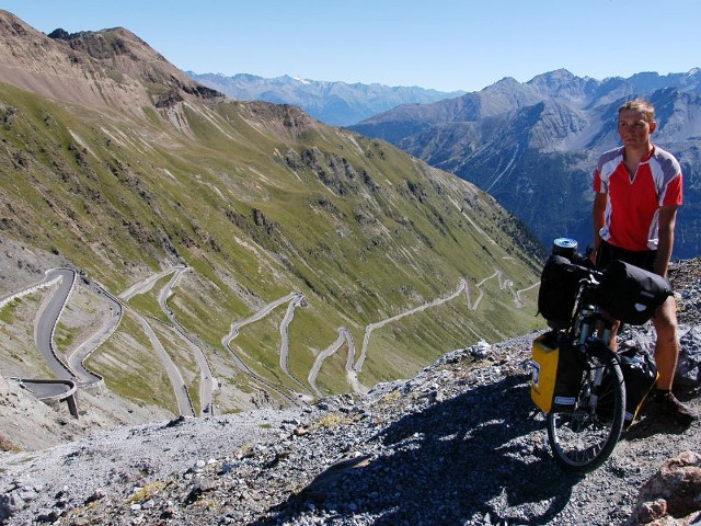 Może kiedyś objadę rowerem cały glob? W tle droga na Passo dello Stelvio, najwyższą przejezdną przełęcz we włoskich Alpach Wschodnich, 2757 m n.p.m.