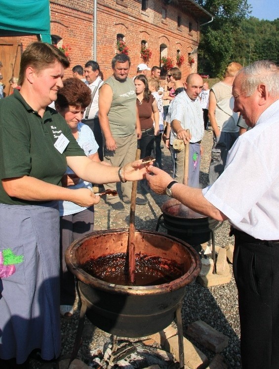 Sztandarową imprezą organizowana w Mniszkach jest smażenie...