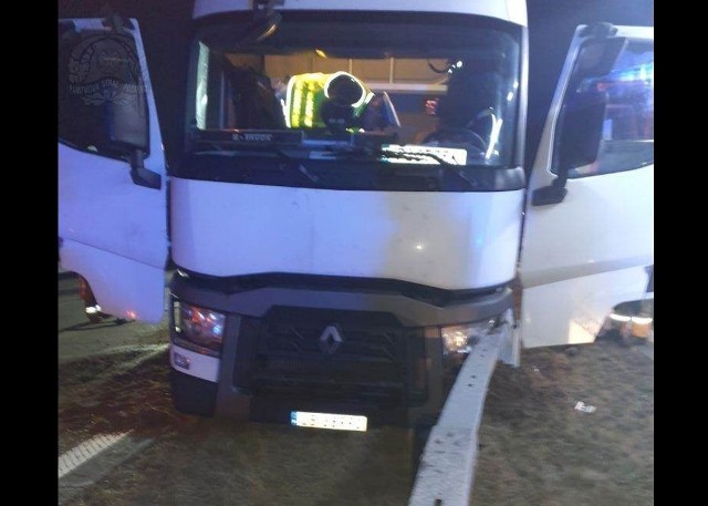 52-letni kierowca ciężarówki zginął w nocnym wypadku na autostradzie A1 w miejscowości Dobryszyce pod Radomskiem. Do tragedii doszło około godz. 3 w nocy z czwartku na piątek (23 na 24 lutego) na nitce drogi w kierunku Katowic.ZOBACZ ZDJĘCIA